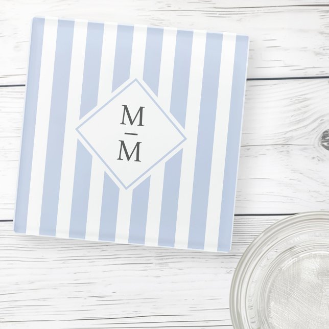 Monogram Initialen staubige hellblaue Streifen Glasuntersetzer (Monogram initials dusty light blue white stripes glass coaster)