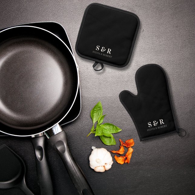 Monogram Initials Couple Name Black Ofenhandschuh & Topflappen-Set (Monogrammed black oven mitt and pot holder)