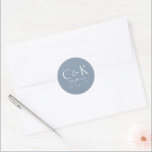 Monogram Initials Dusty Blue Wedding Runder Aufkleber<br><div class="desc">Diese individuellen Hochzeitsaufkleber zeichnen sich durch ein einfaches und modernes Design aus. Zwei Muster-Monogramm-Initialen werden in der Mitte abgebildet,  gefolgt von einem Hochzeitstermin und einem Ort. Der Hintergrund zeichnet sich durch eine elegante und raffinierte,  staubblaue Farbe aus.</div>