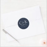 Monogram Initials Navy Blue Wedding Runder Aufkleber<br><div class="desc">Diese individuellen Hochzeitsaufkleber zeichnen sich durch ein einfaches und modernes Design aus. Zwei Muster-Monogramm-Initialen werden in der Mitte abgebildet,  gefolgt von einem Hochzeitstermin und einem Ort. Der Hintergrund ist elegant,  dunkelmarineblau und blau.</div>