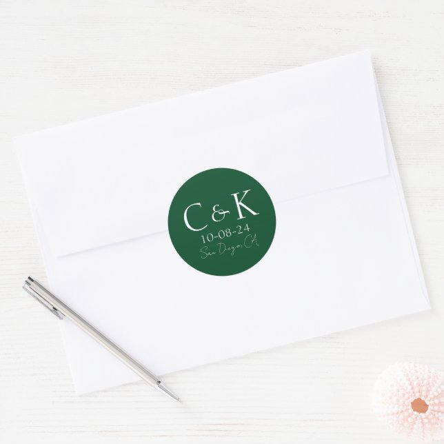 Monogram Initials on Forest Green Wedding Runder Aufkleber (Umschlag)