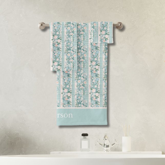 Monogram Initials Pink Mint Green Florals Gingham Badhandtuch Set (Monogrammed Grand Millennial Pastel Florals Gingham stripes bath towel set. Bridal shower Wedding )