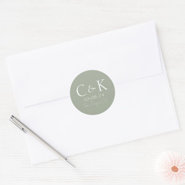 Monogram Initials Sage Green Wedding Runder Aufkleber (Umschlag)