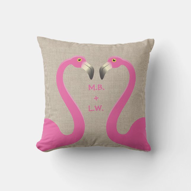 Monogram Kissing Flamingos Burlap Outdoor Pillow Kissen Für Draußen (Vorderseite)