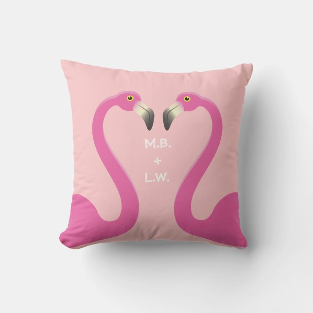 Monogram Kissing Flamingos Coral Outdoor Pillow Kissen Für Draußen (Vorderseite)