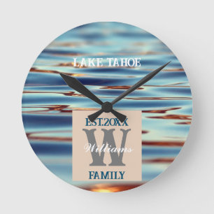 Monogram Lake Water Familie  Runde Wanduhr