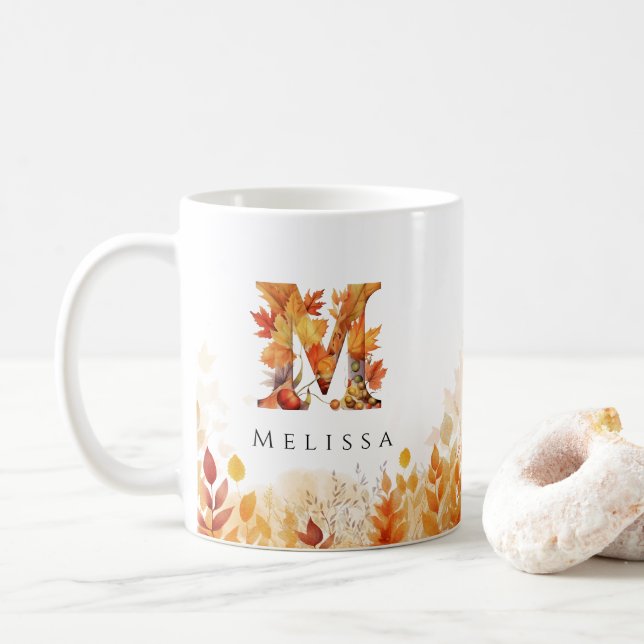 Monogram Letter M Rustikale Herbstlaub Kaffeetasse (Mit Donut)