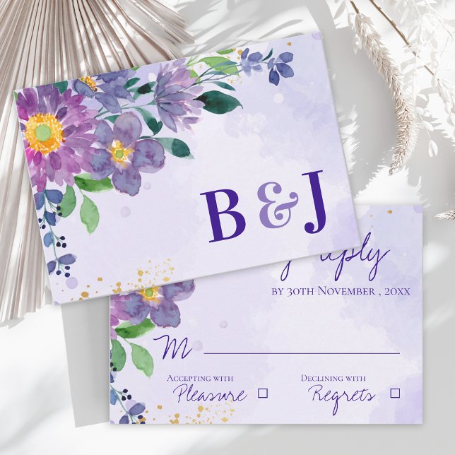 Monogram Lila Blue Floral Wedding RSVP Karte (Pretty Purple Blue Watercolor Floral Wedding RSVP Card)