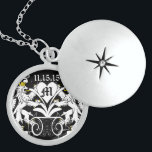 Monogram Lion Rampant Wedding Necklace Medaillon<br><div class="desc">Vintage Löwenrenaissance Hochzeitsfeier, Verehrung Vintager Löwen mit Wirbel. Brautmädchen, Trauzeugin, Bräutigam, Trauzeugen oder Trauzeuge. Vintage Renaissance Mittelalterliche Gotische Hochzeitsliege Löwe Rampant Necklace. Perfekt für mittelalterliche Hochzeiten, Löwenangriff, Monogramm, Hochzeit im Renaissancestil, Vintage Löwe, Ritter in glänzender Rüstung, märchenhafte Hochzeit, stimmungsvolle Gothic Hochzeit, Hochzeit im Mittelalter, Hochzeit im Vikingstil, gotische Hochzeit, Hochzeitsszenario...</div>