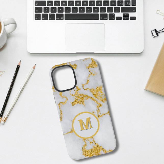 Monogram M elegantes Muster aus weißem und goldene iPhone Hülle (Von Creator hochgeladen)