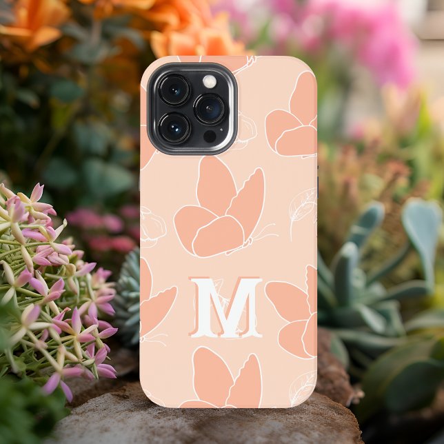 Monogram M Modern Apricot Peach Butterfly Muster iPhone Hülle (Von Creator hochgeladen)
