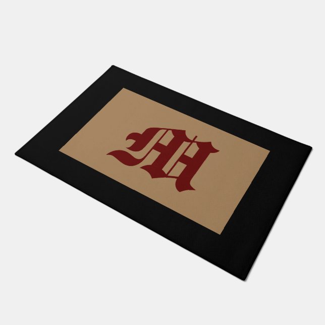 Monogram M Old English Black Trim Doormat Fußmatte (Schrägansicht)