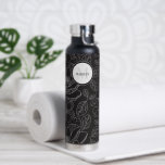Monogram Magnolia-Abbildung Personalisiert Trinkflasche<br><div class="desc">Die "Personalisierte Monogram Magnolia Illustration Black and White Water Flasche" - ein stilvolles und anpassbares Accessoire zum bleibe von Hydrid auf unterwegs. Diese Wasserflasche zeigt eine schicke magnolische Illustration in Schwarz-Weiß, personalisiert mit Ihrem Monogramm für eine einzigartige Touch. Mit dieser personalisierten Wasserflasche bleibe und stilvoll gehackt, um Ihre Individualität zu...</div>