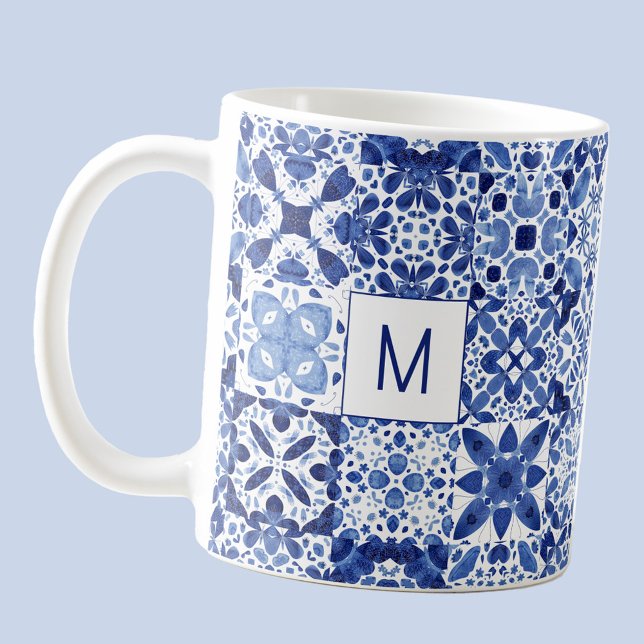 Monogram Mediterranean Blue White Tile Water Kaffeetasse (Modern Mediterranean tile watercolor blue and white pattern personalized monogram initial coffee mug)