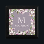 Monogram Mit Monogramm Magnolia Floral Personalisi Erinnerungskiste<br><div class="desc">Dieses stilvolle Design zeichnet sich durch Ihren personalisierten Namen und Monogramm aus,  umgeben von magnolischen Blume. Personalisiert durch das Editieren des Textes in den Textfeldern,  die #giftwrapping #giftwrappingsupplies #giftboxen #magnolia #floral #gifts #monogram #mit Monogramm #personalized gifts</div>