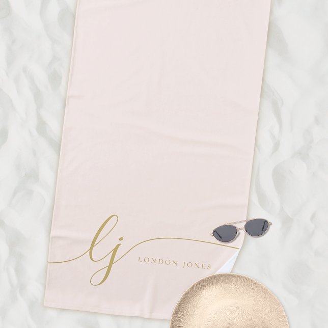 Monogram Modern Elegant Blush Pink Gold Script Strandtuch (Von Creator hochgeladen)