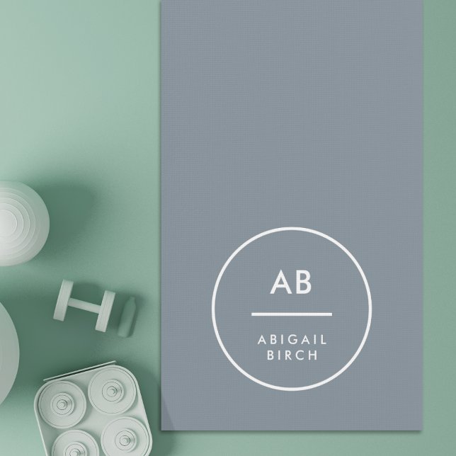 Monogram, modern Minimal Dusky Blue Gray Yogamatte (Von Creator hochgeladen)