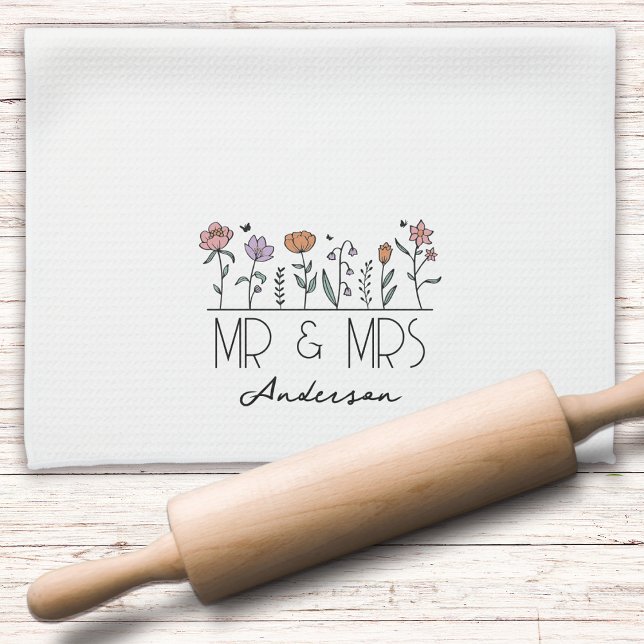 Monogram Mr. & Mrs. Wildblumen Newlyweds Geschirrtuch (Von Creator hochgeladen)