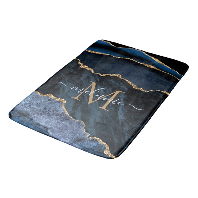 Monogram Name Agate Navy Blue Gold Bath Mat Badematte (Schrägansicht)