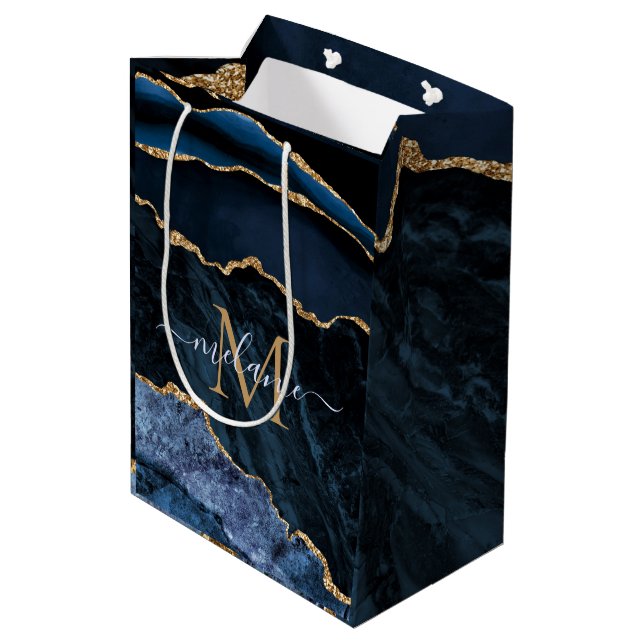 Monogram Name Agate Navy Blue Gold Marmorbeutel Mittlere Geschenktüte (Rückseite Schrägansicht)