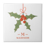 Monogram Name Christmas Holly Winter Floral Fliese<br><div class="desc">Monogram Name Christmas Holly Winter Floral Decorative Tiles bietet eine heilige Dekoration in rot und grün mit Ihrem personalisierten Namen und Monogramm in elegantem roten Drehbuch unten. Personalisieren Sie den Text durch Bearbeiten in den bereitgestellten Textfeldern. Perfekt zum Geburtstag, Weihnachtsgeschenke, beste Freunde und vieles mehr. Entworfen von ©Evco Studio www.zazzle.com/store/evcostudio...</div>