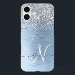 Monogram, Name des blauen, gebürsteten Metalls Sil iPhone 16 Plus Hülle<br><div class="desc">Dieses schicke Gehäuse mit hübschem silber funkelndem Glitzer auf blau gebürstetem metallischem Hintergrund ist einfach zu personalisieren.</div>