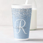 Monogram, Name des blauen, gebürsteten Metalls Sil Milchtasse<br><div class="desc">Dieses schicke Design aus Latte-Tasse mit hübsch silberfarbenem Glitzer auf blau gebürstetem metallischem Hintergrund ist einfach zu personalisieren.</div>
