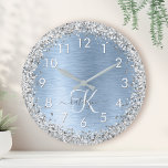 Monogram, Name des blauen, gebürsteten Metalls Sil Runde Wanduhr<br><div class="desc">Dieses schicke Design mit hübschem silber funkelndem Glitzer auf blau gebürstetem metallischem Hintergrund verleiht dem Gast eine angenehme Note.</div>