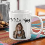 Monogram Name Foto-Geschenk Kaffeetasse<br><div class="desc">Dieses Design kann in dem Bereich personalisiert werden, der durch das Ändern des Fotos und/oder Textes zur Verfügung gestellt wird. Sie können auch angepasst werden, indem Sie auf Vorlage personalisieren klicken und dann auf die Schaltfläche klicken, um weitere Optionen anzupassen, um die Hintergrundfarbe zu löschen oder zu ändern, Text hinzuzufügen,...</div>