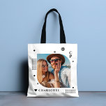 Monogram Name Foto Trendy Simple Modern<br><div class="desc">Monogram Name Foto Trendy Simple Modern Tragetaschen verfügt über eines Ihrer Lieblings-Fotos mit Ihrem personalisierten Namen und Monogramm in elegantem schwarzen Skript. Personalisieren Sie den Text durch Bearbeiten in den bereitgestellten Textfeldern. Perfekt zum Geburtstag, Weihnachten, Muttertag, Vatertag, Schwester, Cousin, Freunde und vieles mehr. FOTO TIPP: Zentrieren Sie Ihr Foto vor...</div>