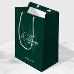 Monogram&Name für personalisierte Script-Trauzeuge Mittlere Geschenktüte<br><div class="desc">Moderne Minimalistische Personalisierte Monogram- und Namensgeschenke Dieses Design zeichnet sich durch personalisierten Namen im modernen Schreibstil und Monogramm aus. Moderne,  hellgrün,  moderne Sans serf Schriftart Stil als Hintergrund,  mit Hochzeitsdetails in weißem,  modernem Sans Serif Schriftart Stil,  auf smaragdgrünem Hintergrund. Auch perfekt für Trauzeuge,  Trauzeugin,  Brautmädchen und mehr.</div>