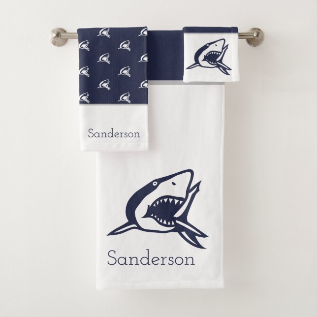 Monogram Name Nautical Shark Navy Blue | weiß Badhandtuch Set (Insitu)