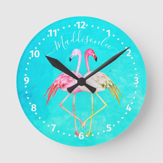 Monogram Name Two Pink Flamingos Runde Wanduhr (Vorderseite)