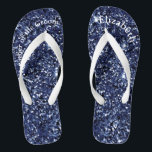 Monogram Navy Blue Glitzer Mother of Bride Groom Flip Flops<br><div class="desc">Ein lustiges Geschenk für die Mutter der Braut und des Bräutigams. Wenn sie am Ende der Nacht müde ist, will sie diese! Personalisieren Sie sie!</div>