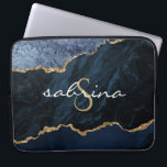 Monogram Navy Blue Gold Agate Geode Laptopschutzhülle<br><div class="desc">Dieses schicke Design besticht durch ein elegantes Aquarellbild von marineblauem Tagetier,  das mit goldenen Imitaten bespannt ist und mit Glitzer bestickt ist. Personalisieren Sie es mit Ihrem Monogramm Initial in goldfarbenem dekorativen Schriftart und Ihrem Namen in weißer Handschrift Skript.</div>
