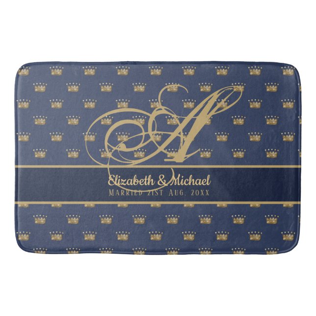 Monogram Navy Blue Gold Crown King Queen NEWLYWEDS Badematte (Vorderseite)