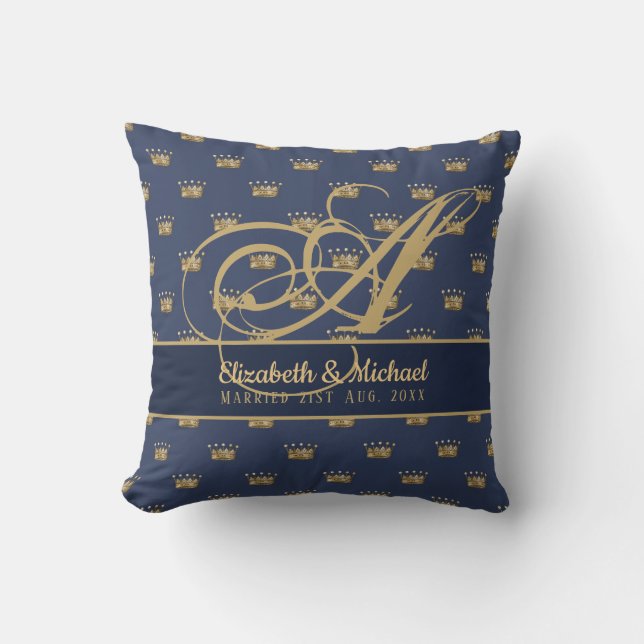 Monogram Navy Blue Gold Crown King Queen NEWLYWEDS Kissen (Vorderseite)