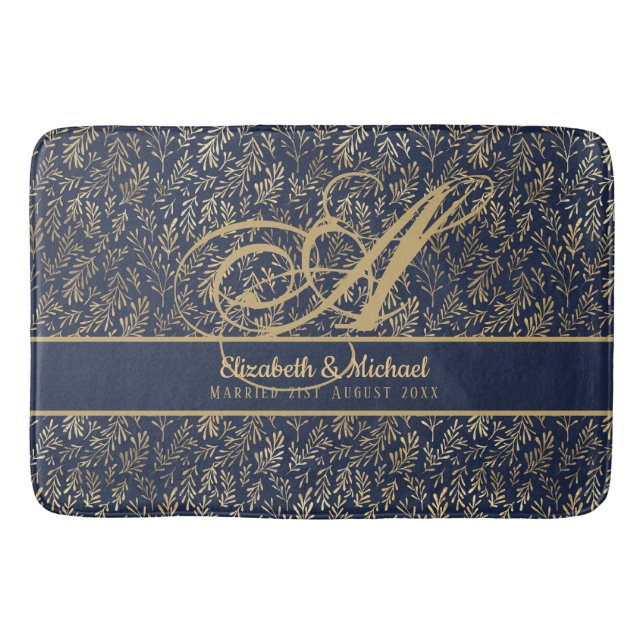 Monogram Navy Blue Gold Leaf Newlyweds Wedding Badematte (Vorderseite)