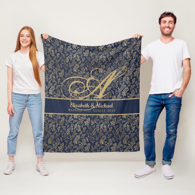 Monogram Navy Blue Gold Leaf Newlyweds Wedding Fleecedecke (Beispiel)