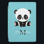 Monogram Niedlich Panda Personalisiert Bubble Gum  iPad Pro Cover<br><div class="desc">Ein niedlicher Panda-Bär sitzt auf dem Boden auf einem blasen Kaugummi blauen Hintergrund. Personalisieren Sie mit Ihrem Monogramm und Namen oder löschen Sie Text in Textfeldern ohne Namen.</div>