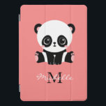 Monogram Niedlich Sitting Panda Personalisiert iPad Pro Cover<br><div class="desc">Ein niedlicher Panda-Bär sitzt auf dem Boden auf einem Lachsboden. Personalisieren Sie mit Ihrem Monogramm und Namen oder löschen Sie Text in Textfeldern ohne Namen.</div>