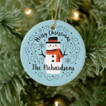 Monogram Niedlich Trendy Snowman Weihnachten Keramik Ornament<br><div class="desc">Ein niedlicher Weihnachtsschneemann mit den Worten Frohe Weihnachten schmückt dieses Ornament. Personalisieren Sie es mit Ihrem Familiennamen. Ein lustiger Akzent für die Weihnachtsferien-Saison. Entworfen für Sie von BlackBerry Boulevard.</div>
