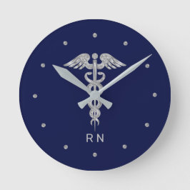 Monogram Nurse Silver Gray Caduceus auf Navy Blue Runde Wanduhr