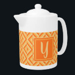 Monogram Orange Drei-Tonen-Diamantmuster<br><div class="desc">Tee in dieser Monogram Orange 3-Tone Diamond Muster Teekanne. Es weist ein geometrisches Rautenmuster in drei Orangentönen auf,  wobei ein in hellorange gehaltenes Muster an einem dunkelorangen Quadrat angebracht ist. Personalisieren Sie es mit Ihrem ersten. Geben Sie Ihrem Teatime einen zusätzlichen Pop.</div>