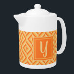 Monogram Orange Drei-Tonen-Diamantmuster<br><div class="desc">Tee in dieser Monogram Orange 3-Tone Diamond Muster Teekanne. Es weist ein geometrisches Rautenmuster in drei Orangentönen auf,  wobei ein in hellorange gehaltenes Muster an einem dunkelorangen Quadrat angebracht ist. Personalisieren Sie es mit Ihrem ersten. Geben Sie Ihrem Teatime einen zusätzlichen Pop.</div>