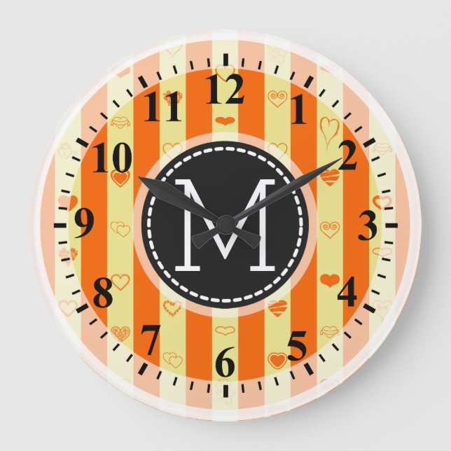 Monogram Orange Stripes Modernes Herzmuster Große Wanduhr (Vorderseite)