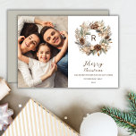 Monogram Pinecone Winter Kranz Weihnachtsfest Foto Feiertagskarte<br><div class="desc">Feiern Sie die Saison mit unserem Mongram Pinecone Winter Kranz Weihnachtskarten Template. Mit einem stilvollen,  erdigen Kranz und einem individuell gestaltbaren Monogramm verbindet diese Karte den böhmischen Charme mit festlicher Eleganz. Ideal,  um Ihren Feiertagsgrüssen eine persönliche Touch hinzuzufügen.</div>