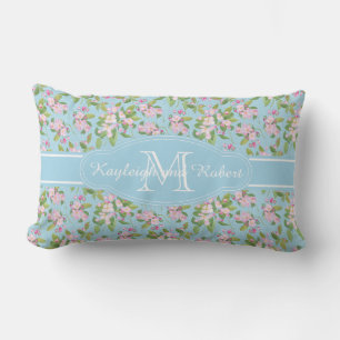 Monogram Pink Apple Blossom auf blauem Muster Lendenkissen