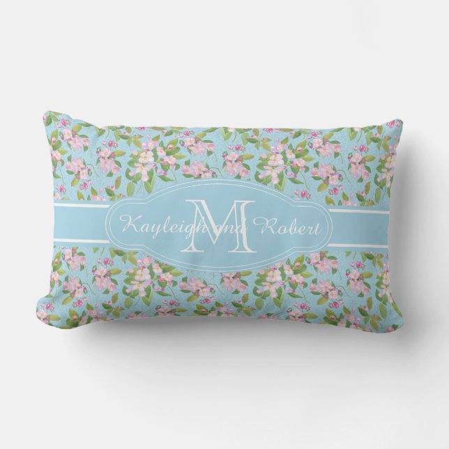 Monogram Pink Apple Blossom auf blauem Muster Lendenkissen (Vorderseite)