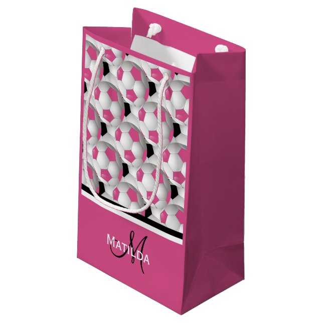 Monogram Pink Black Soccer Ball Pattern Kleine Geschenktüte (Rückseite Schrägansicht)